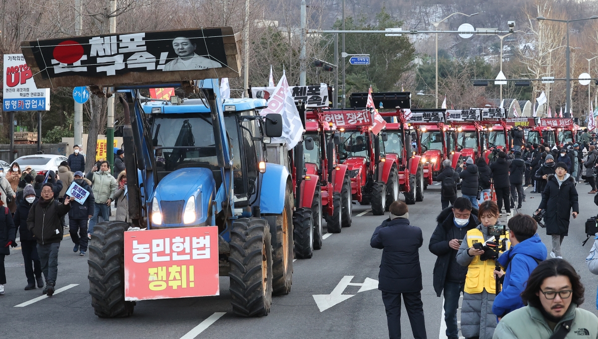 2024년 12월 3일 이후 한국 사회는 민주주의 회복을 요구하는 시민사회의 열정이 분출했다. 트랙터를 몰고 온 농민 시위대가 남태령에서 경찰에 막히자 자발적으로 참여한 시민들이 한겨울 추위 속에서도 밤새 농민들과 함께 시위를 벌인 건 그 중에서도 특별한 장면이었다. 사진은 2024년 12월 22일 농민들과 시민들이 함께 행진하는 모습. 연합뉴스