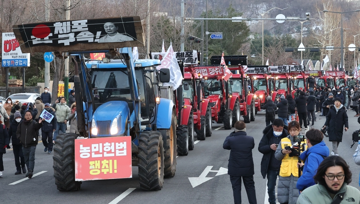 2024년 12월 3일 이후 한국 사회는 민주주의 회복을 요구하는 시민사회의 열정이 분출했다. 트랙터를 몰고 온 농민 시위대가 남태령에서 경찰에 막히자 자발적으로 참여한 시민들이 한겨울 추위 속에서도 밤새 농민들과 함께 시위를 벌인 건 그 중에서도 특별한 장면이었다. 사진은 2024년 12월 22일 농민들과 시민들이 함께 행진하는 모습. 연합뉴스