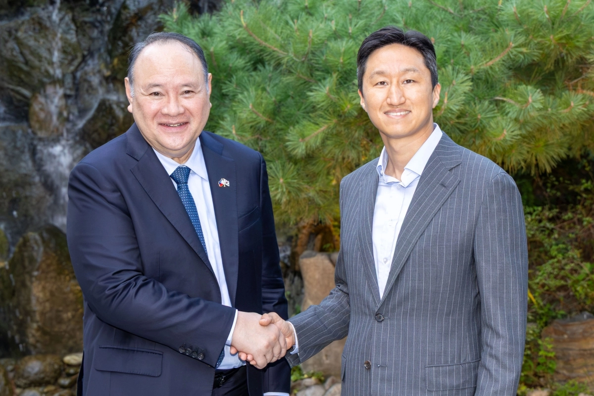 정기선(오른쪽) HD현대 회장과 길베르토 테오도로 주니어 필리핀 국방장관이 지난 7일 협력 방안을 논의한 뒤 기념사진을 촬영하고 있다. HD현대 제공