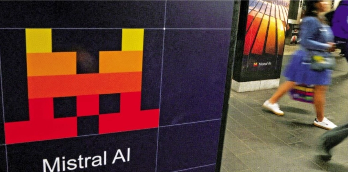 프랑스 인공지능(AI) 기업 미스트랄AI의 광고가 지난 5월 21일(현지시간) 미국 뉴욕 그랜드센트럴 지하철역 내부에 설치돼 있다. 미스트랄은 삼성전자가 주도한 시리즈D 투자 라운드를 통해 30억 유로를 유치하며 기업가치 210억 유로를 인정받았다. 뉴욕 로이터 연합뉴스