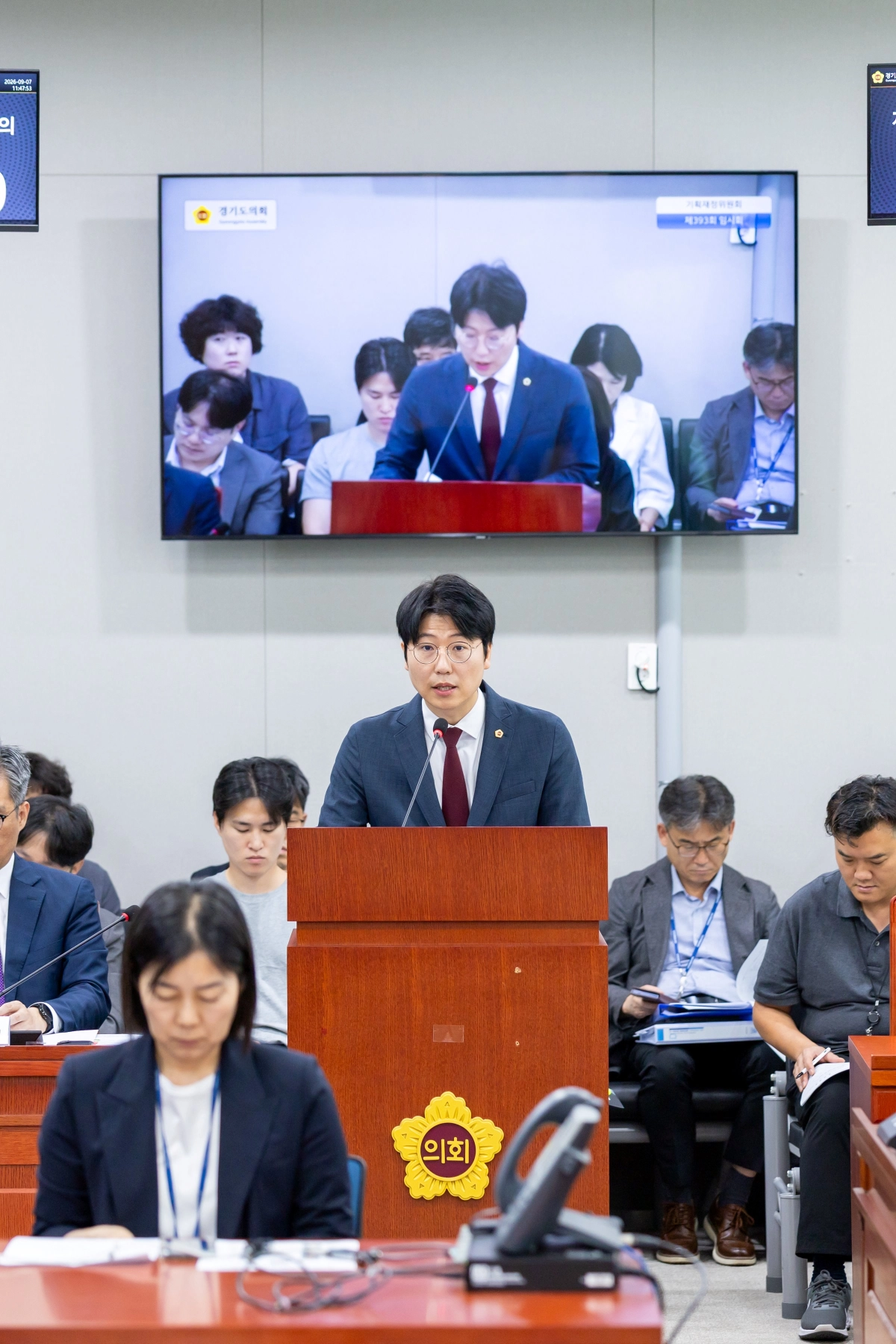 ▲김한슬 의원이 제393회 임시회 기획재정위원회 회의에서 대표발의한 ‘경기도 행사예산 공개에 관한 조례안’에 대해 제안설명을 하고 있다. (사진=경기도의회)