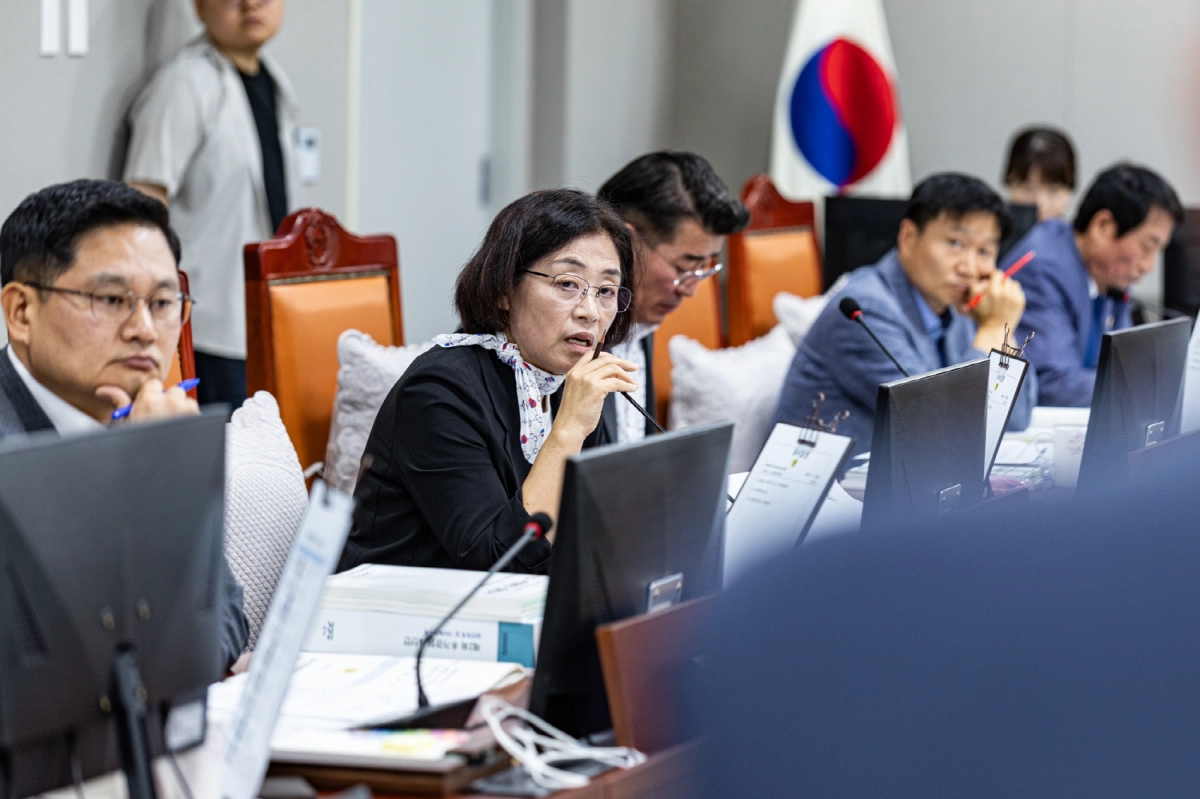 ▲김미경 의원이 제393회 임시회 도시환경위원회 회의에서 기후환경에너지국의 2026년도 제2회 추가경정예산안을 심사하며 기후행동 기회소득 앱 운영 중단에 대해 질의하고 있다. (사진=경기도의회)