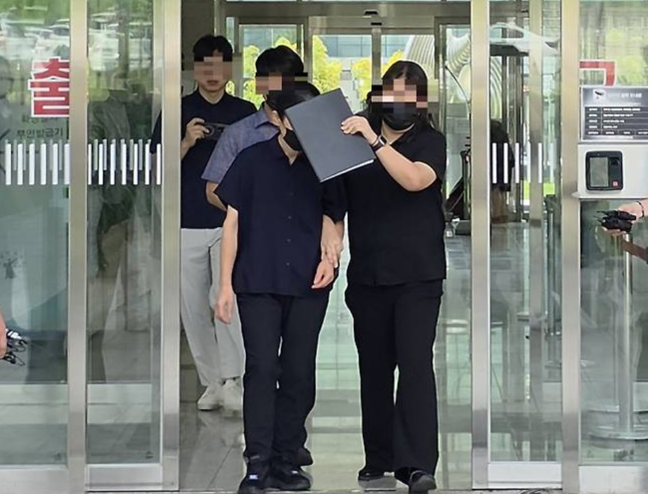 충남 천안의 한 교회에서 생활하던 11세 외손자를 학대해 숨지게 한 혐의로 구속 영장이 청구된 외조모가 영장실질심사를 받기 위해 대전지법 천안지원으로 이동하고 있다. 서울신문DB