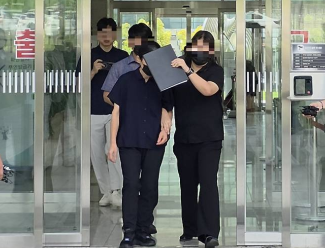 38시간 쇠사슬 결박…천안 교회서 사망 11세 아동 목사에 이어 외조모 구속기소