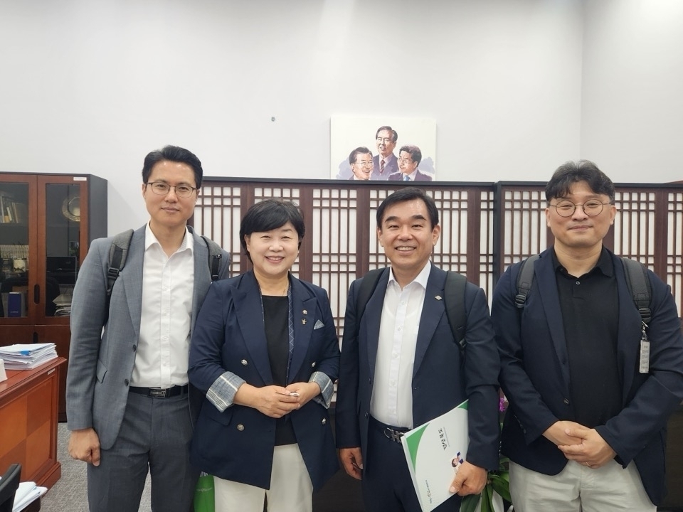 이상수(왼쪽 세번째) 경북도 지방정부전략국장을 비롯한 일행이 8일 국회를 찾아 서영교 법제사법위원장에게 법사위에 계류 중인 ‘대구경북 행정통합 특별법’의 조속한 심사와 통과를 건의하고 기념 촬영하고 있다. 경북도 제공