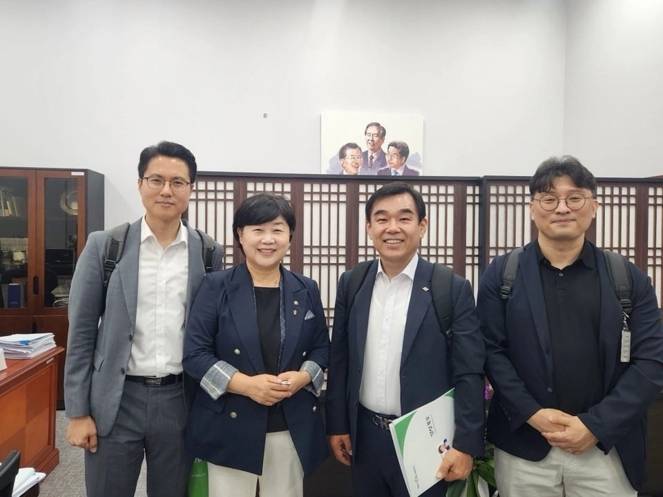 이상수(왼쪽 세번째) 경북도 지방정부전략국장을 비롯한 일행이 8일 국회를 찾아 서영교 법제사법위원장에게 법사위에 계류 중인 ‘대구경북 행정통합 특별법’의 조속한 심사와 통과를 건의하고 기념 촬영하고 있다. 경북도 제공
