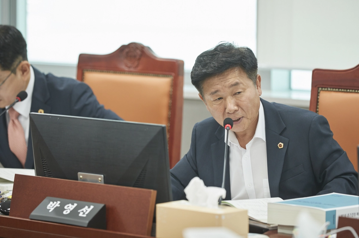 ▲박영선 의원이 제393회 임시회 안전행정위원회 회의실에서 2026년도 제2회 경기도 추가경정예산안을 심사하며 공무원 후생복지 및 체육행사 예산 삭감의 문제점을 질의하고 있다. (사진=경기도의회)