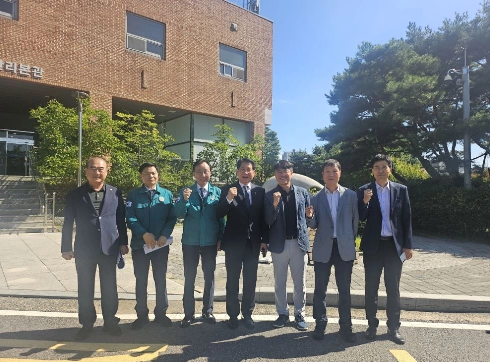양평호 의원 암사아리수정수센터 현장 방문 후 기념촬영. 서울시의회 제공
