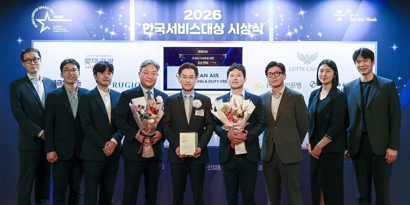 대한항공 C＆D 최덕진 대표이사와 임직원들이 ‘2026 한국서비스대상’ 기내식 및 기내면세 부문 종합대상  수상 후 기념촬영을 하고 있다. (사진 제공 = 대한항공씨앤디서비스)