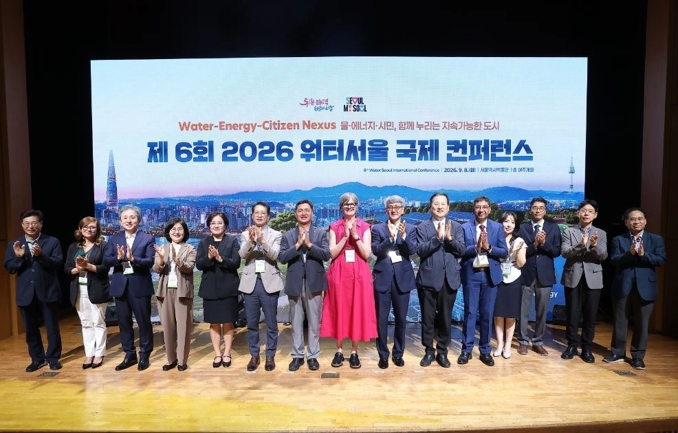 단체 기념촬영(박칠성 위원장-왼쪽에서 일곱 번째). 서울시의회 제공