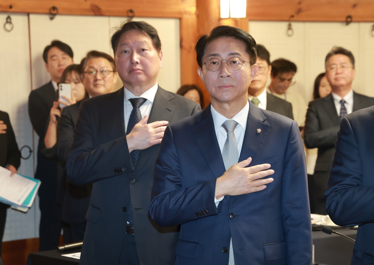 경제대도약위원회 출범식, 국기에 경례하는 조정식 국회의장