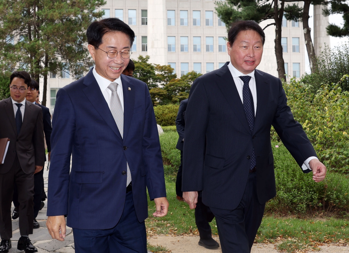 경제대도약위원회 출범식 참석하는 조정식 국회의장과 최태원 회장