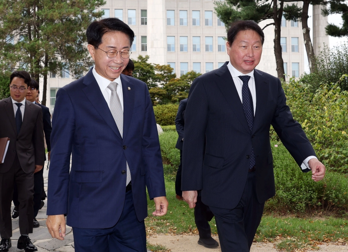 경제대도약위원회 출범식 참석하는 조정식 국회의장과 최태원 회장