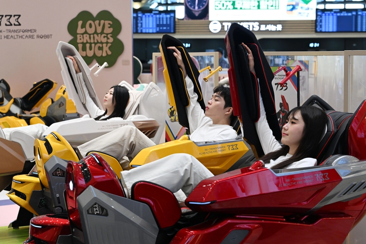 9일 서울 서초구 신세계백화점 강남점 센트럴시티에서 바디프랜드 웨어러블 AI헬스케어로봇 ‘733’이 홍보도우미들과 함께 집단 군무 퍼포먼스를 선보이고 있다. 2026.9.9 도준석 전문기자
