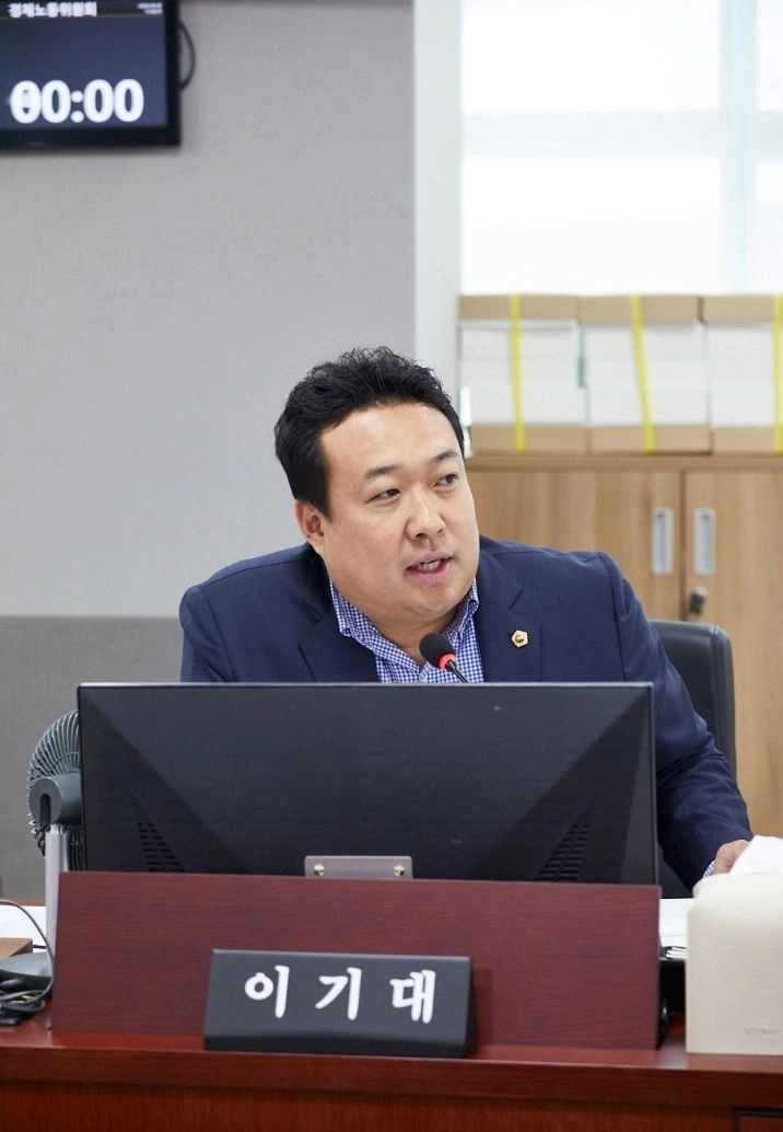 ▲ 지난 8일 경기도의회 경제노동위원회 회의에서 발언중인 이기대 의원(사진=경기도의회)