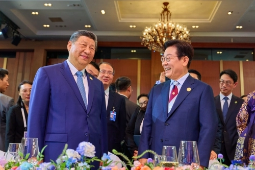 이재명 대통령과 시진핑 중국 국가주석이 2025년 10월 31일 경북 경주시 라한셀렉트호텔에서 열린 2025 아시아태평양경제협력체(APEC) 정상회의 환영 만찬에서 대화를 나누고 있다. 대통령실 제공