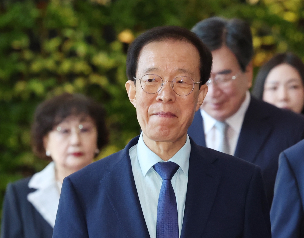 이석연 국민통합위원회 위원장이 9일 오전 서울 종로구 정부서울청사에서 이임식을 마친 뒤 청사를 나서고 있다. 뉴시스