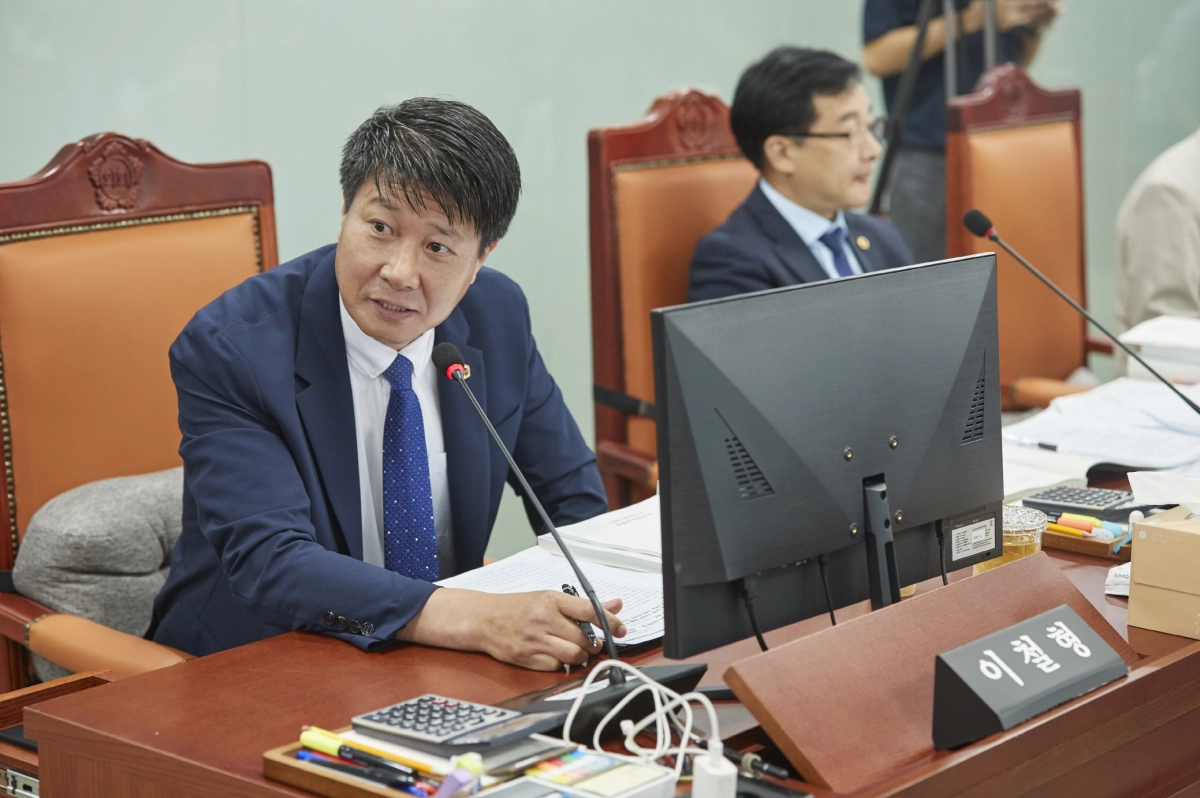 ▲이철형 의원이 8일 열린 안전행정위원회 회의실에서 2026년도 제2회 추가경정예산안을 심사하며 선감학원 지원 및 추모사업의 지속적 추진을 당부하고 있다. (사진=경기도의회)