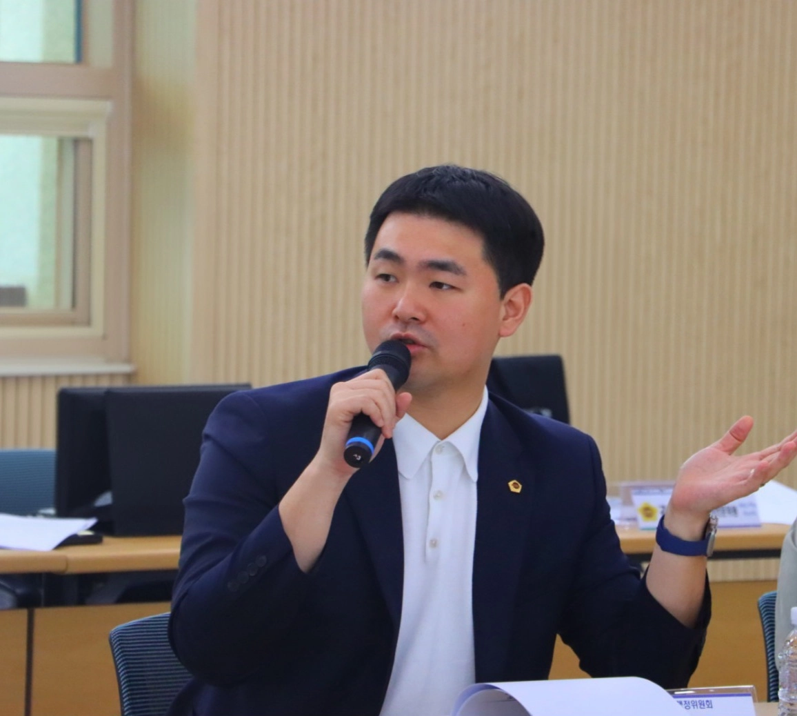 ▲김영훈 의원이 제393회 임시회 현장정책회의에서 마이크를 잡고 신도시 과밀학급 해소 및 통학 환경 개선 방안에 대해 발언하고 있다. (사진=경기도의회)