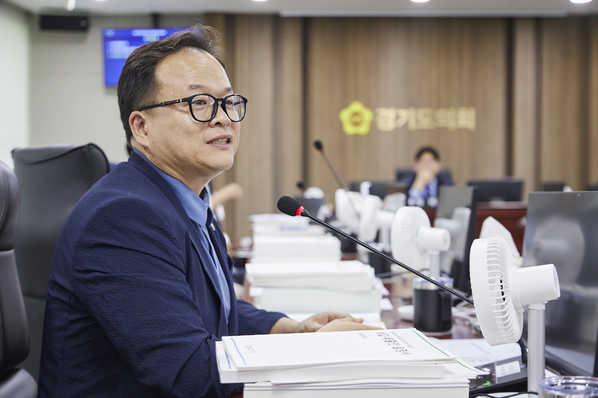 ▲임창휘 의원이 미래성장산업국을 대상으로 질의하며 첨단산업 분야 박람회의 통합 육성 방안을 제안하고 있다. (사진=경기도의회)