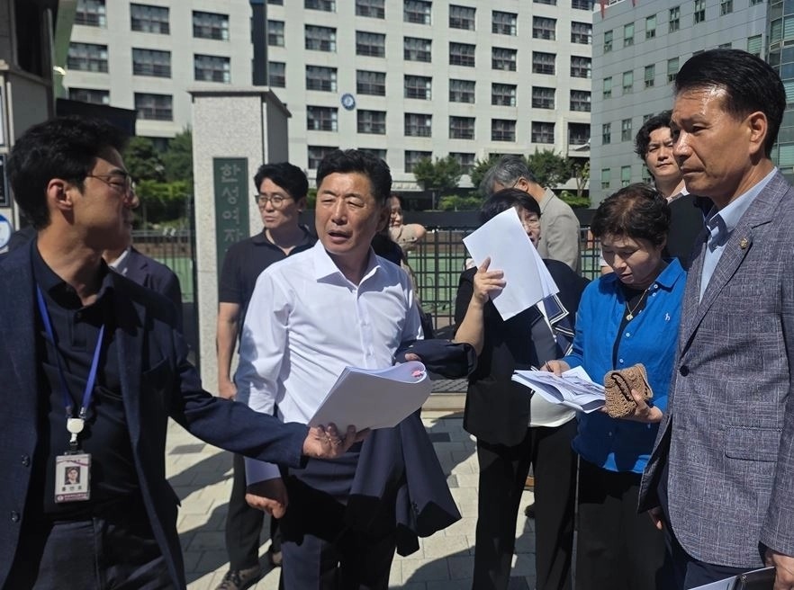 이날 한신 위원장은 한성여고 주변 교통환경과 통학로 안전 실태를 살폈다. 서울시의회 제공