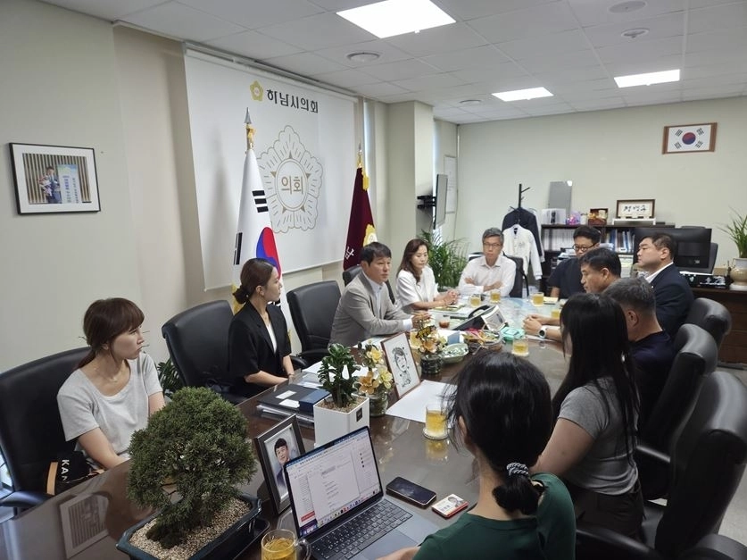 하남시의회 정병용 의장이 지난 7일 신선호 의원과 하남시 도로관리과, 공유킥보드·공유자전거 업체 관계자, 이화연 하남중학교학부모폴리스연합 단장 등과 간담회를 갖고 청소년 이용 안전과 무단방치 개선방안을 논의하고 있다. 하남시의회 제공