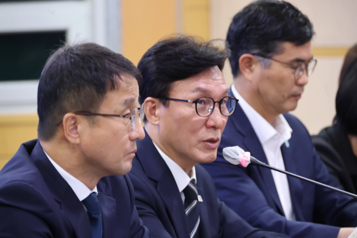 김민석(가운데) 더불어민주당 대표가 9일 전북 전주 전북도청에서 열린 현장 최고위원회의에서 발언하고 있다. 왼쪽부터 한병도 원내대표, 김 대표, 이원택 전북지사. 전주 연합뉴스