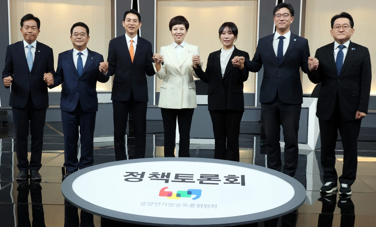 9일 오전 서울 영등포구 KBS 별관에서 열린 중앙선거방송토론위원회 제1차 정책토론회에서 각 정당 토론자들이 기념촬영을 하고 있다. 왼쪽부터 윤종오 진보당 원내대표, 민병덕 더불어민주당 의원, 차호 개혁신당 대변인, 김은혜 국민의힘 의원, 김보경 사회민주당 혁신진보위원장, 오준호 기본소득당 대표, 차규근 조국혁신당 최고위원.
