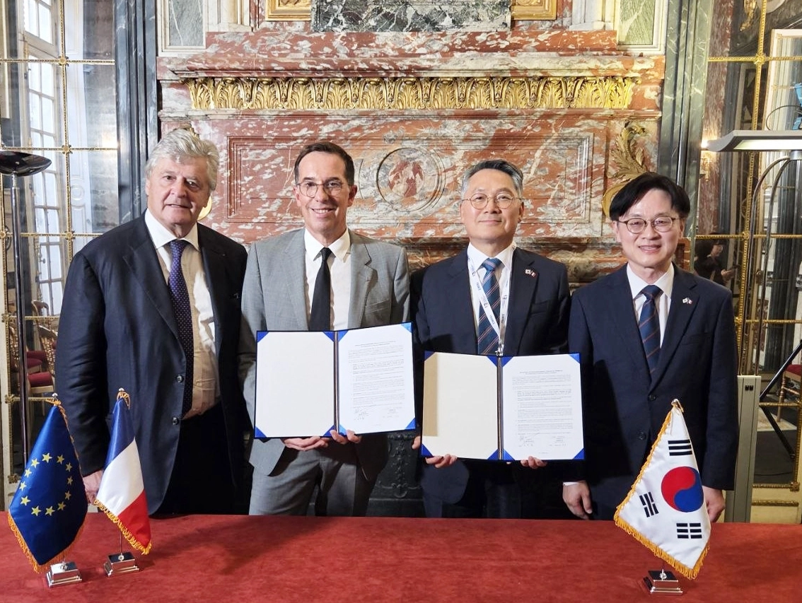 김정관 산업통상부 장관이 8일(현지시간) 프랑스 파리에서 열린 코스맥스와 로레알의 업무협약식에서 참석자들과 기념 촬영을 하고 있다. 왼쪽부터 니콜라 포리시에 프랑스 대외무역담당 장관, 니콜라 이에로니무스 로레알 CEO, 최경 코스맥스 부회장, 김 장관. 코스맥스 제공