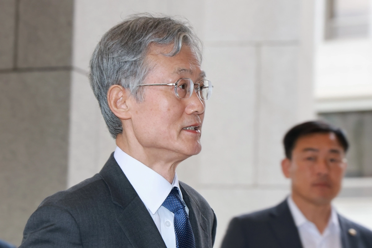 조희대 대법원장이 지난 9일 서울 서초구 대법원으로 출근하고 있다.  연합뉴스