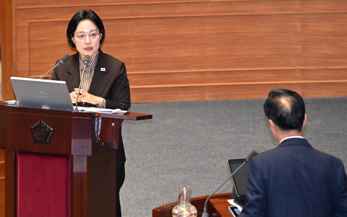 한성숙 국무총리가 9일 국회에서 열린 정치 분야 대정부질문에서 이해식 더불어민주당 의원의 질문에 답하고 있다. 2026.9.9 안주영 전문기자