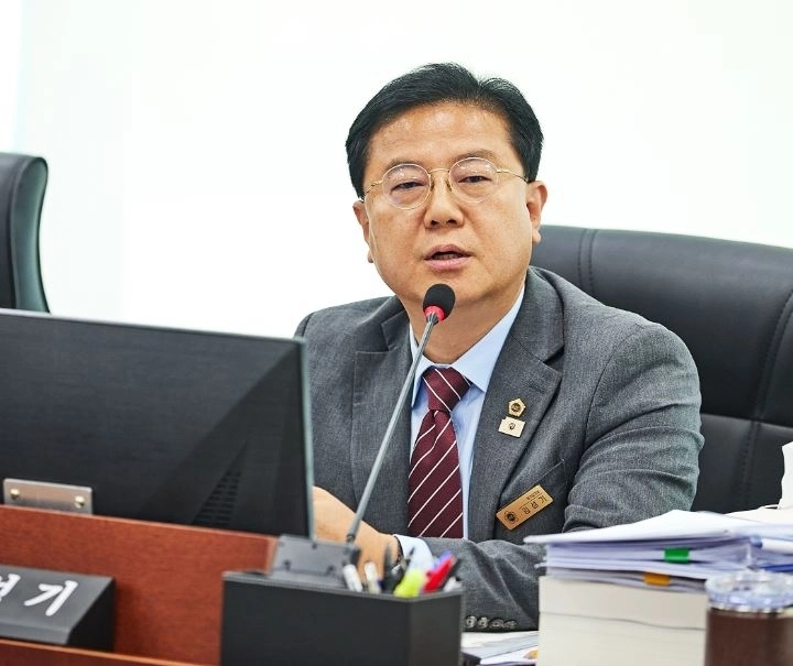 지난 8일 열린 제393회 임시회 보건복지위원회에서 보건건강국 소관 제2회 추가경정예산안을 심사한 김성기 의원(사진=경기도의회)