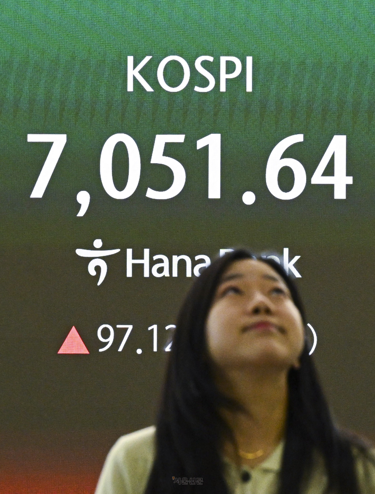 9일 서울 중구 하나은행 본점 딜링룸에 종가가 표시돼 있다. 이날 코스피는 전장 대비 97.12포인트(1.40%) 오른 7051.64에 거래를 마치며 종가 기준 33거래일만에 7000선을 재돌파했다. 이날 코스닥은 전장 대비 18.49포인트(2.28%) 오른 830.37에 거래를 마쳤다. 2026.9.9 이지훈 기자