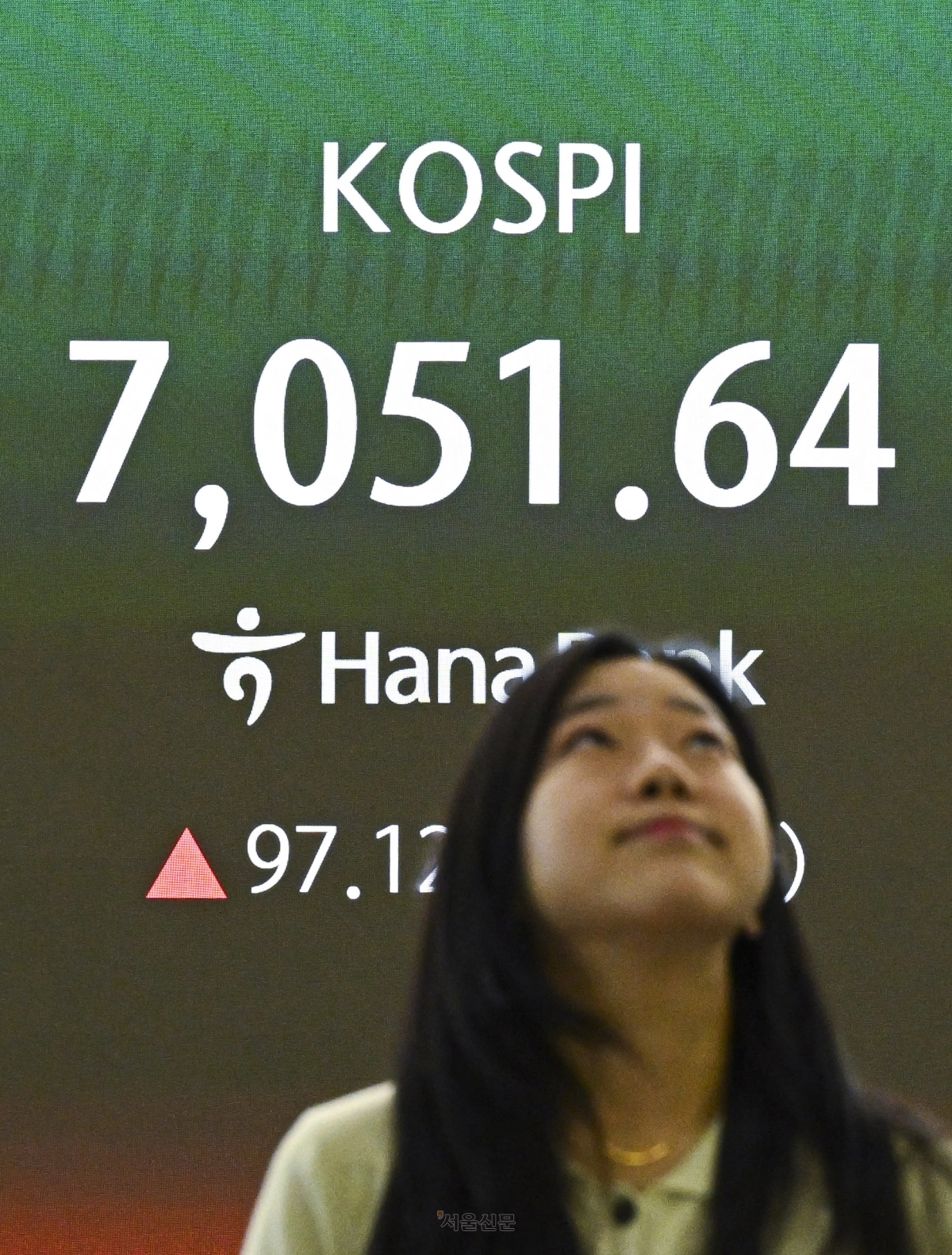 9일 서울 중구 하나은행 본점 딜링룸에 종가가 표시돼 있다. 이날 코스피는 전장 대비 97.12포인트(1.40%) 오른 7051.64에 거래를 마치며 종가 기준 33거래일만에 7000선을 재돌파했다. 이날 코스닥은 전장 대비 18.49포인트(2.28%) 오른 830.37에 거래를 마쳤다. 2026.9.9 이지훈 기자