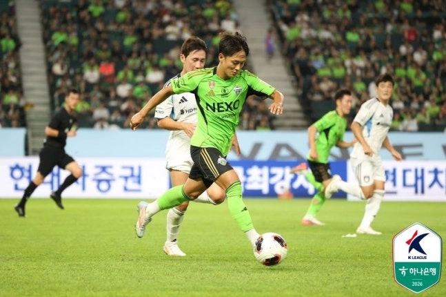 돌파하는 전북 현대 공격수 이승우. 한국프로축구연맹 제공