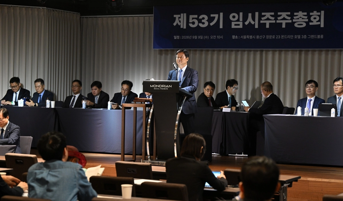 박기덕 고려아연 대표가 9일 용산구 몬드리안호텔에서 열린 제53기 고려아연 임시 주주총회에서 개회 선언을 앞두고 있다. 연합뉴스