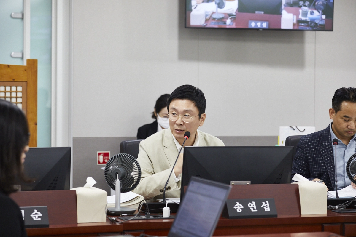 ▲송연섭 의원이 9일 열린 경제노동위원회 회의에서 경제실 소관 2026년도 제2회 추가경정예산안을 심사하며 명확한 감액 기준과 성과관리 체계 정비를 주문하고 있다. (사진=경기도의회)