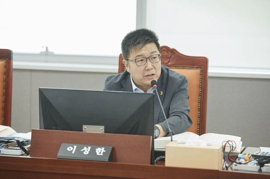 2026년도 제2회 추가경정예산안 심사에서 질의하는 이성한 의원(사진=경기도의회)