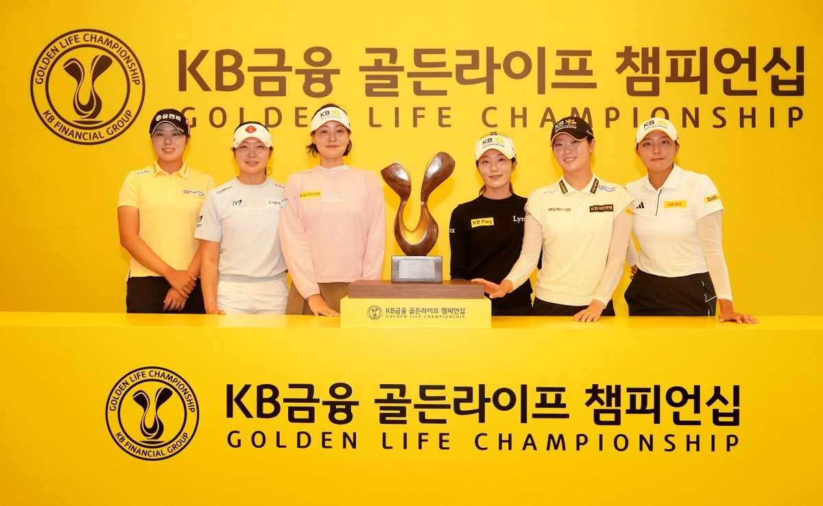 KLPGA투어 시즌 세번째 메이저대회 KB금융 골든라이프 챔피언십에 출전하는 서교림(왼쪽부터), 유현조, 전인지, 안송이, 방신실, 박예지가 새로 공개된 우승 트로피 옆에서 포즈를 취했다. KLPGA 제공.