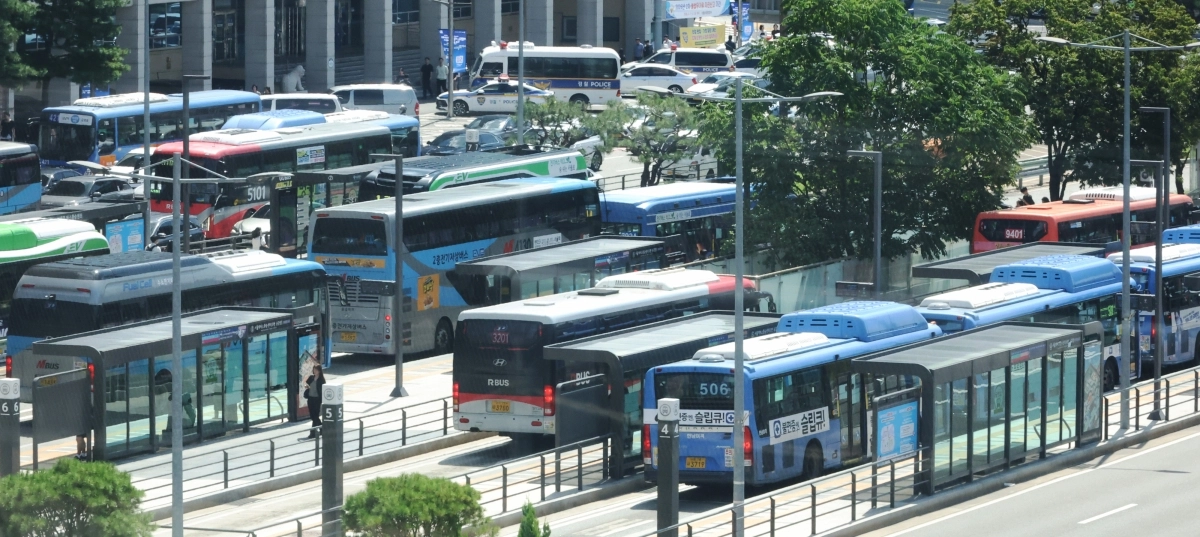 지난 3일 서울 중구의 서울역 버스환승센터 주변으로 버스가 운행하고 있다.  연합뉴스