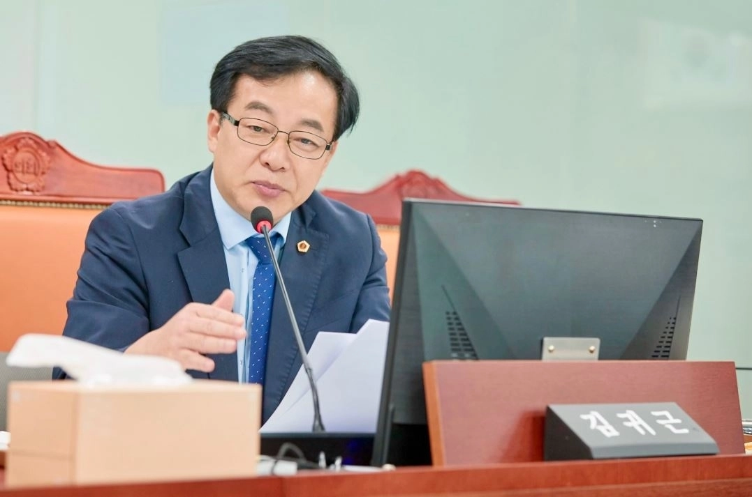 ▲ 지난 8일 열린 2026년도 제2회 경기도 추가경정예산안 심사에서 질의하는 김귀근 의원(사진=경기도의회)