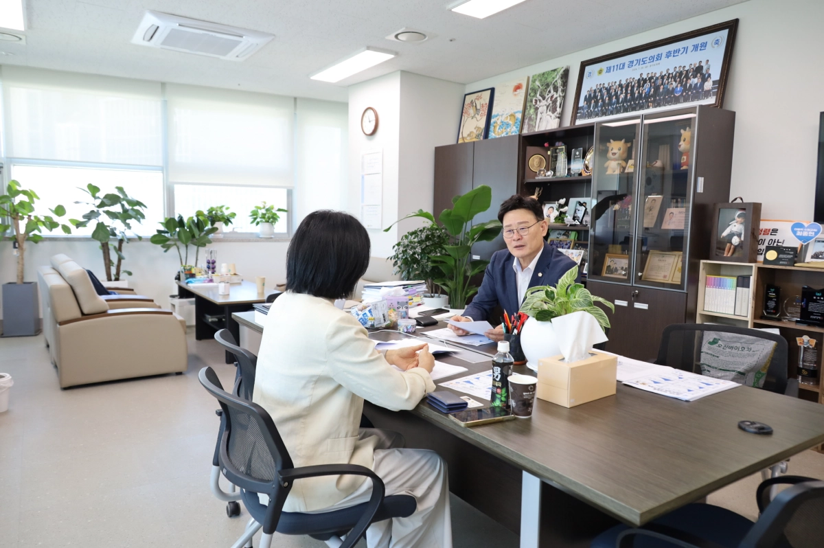 ▲최종현 의원이 8일 경기도의회에서 동물권연구변호사단체 피엔알 박주연 변호사와 ‘경기도립동물병원 설치 및 운영 조례안’ 마련을 위한 정담회를 진행하고 있다. (사진=경기도의회)