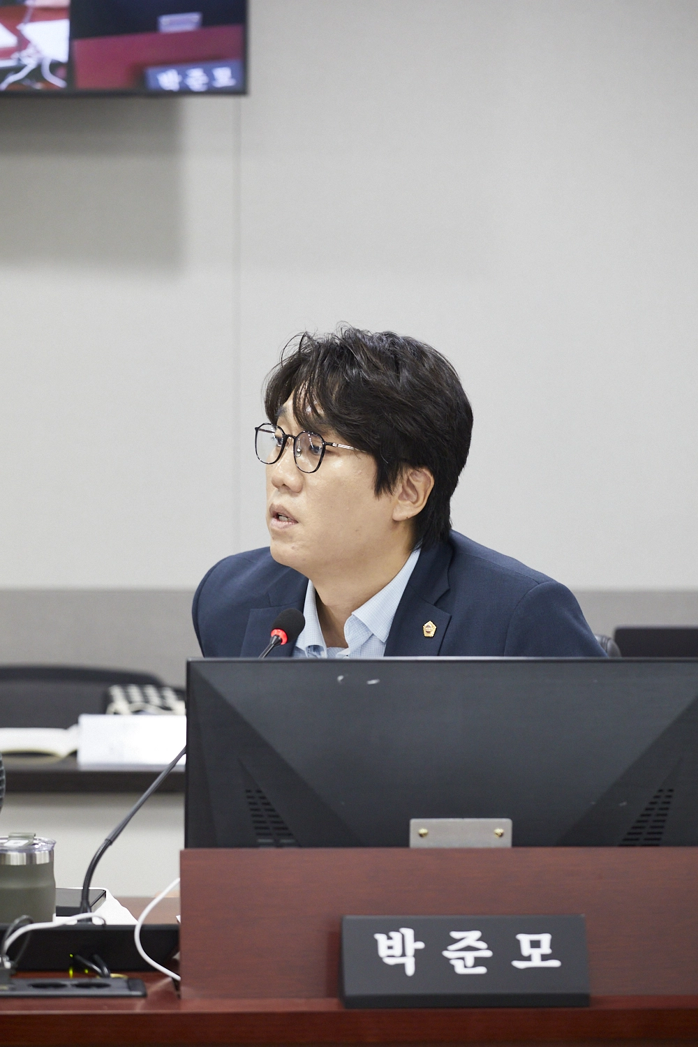 ▲박준모 의원이 8일 열린 제393회 임시회 회의에서 경제실 소관 위탁 동의안을 심사하며 질의하고 있다. (사진=경기도의회)