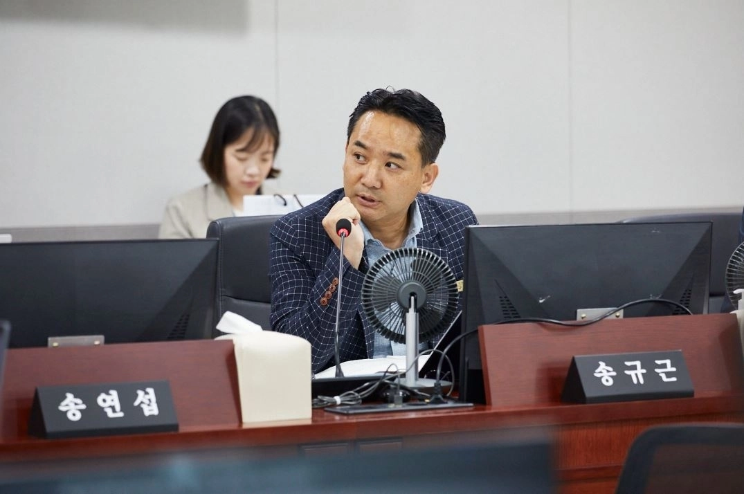 ▲ 지난 8일 제393회 임시회 제1차 경제노동위원회 회의에서 질의하는 송규근 의원(사진=경기도의회)
