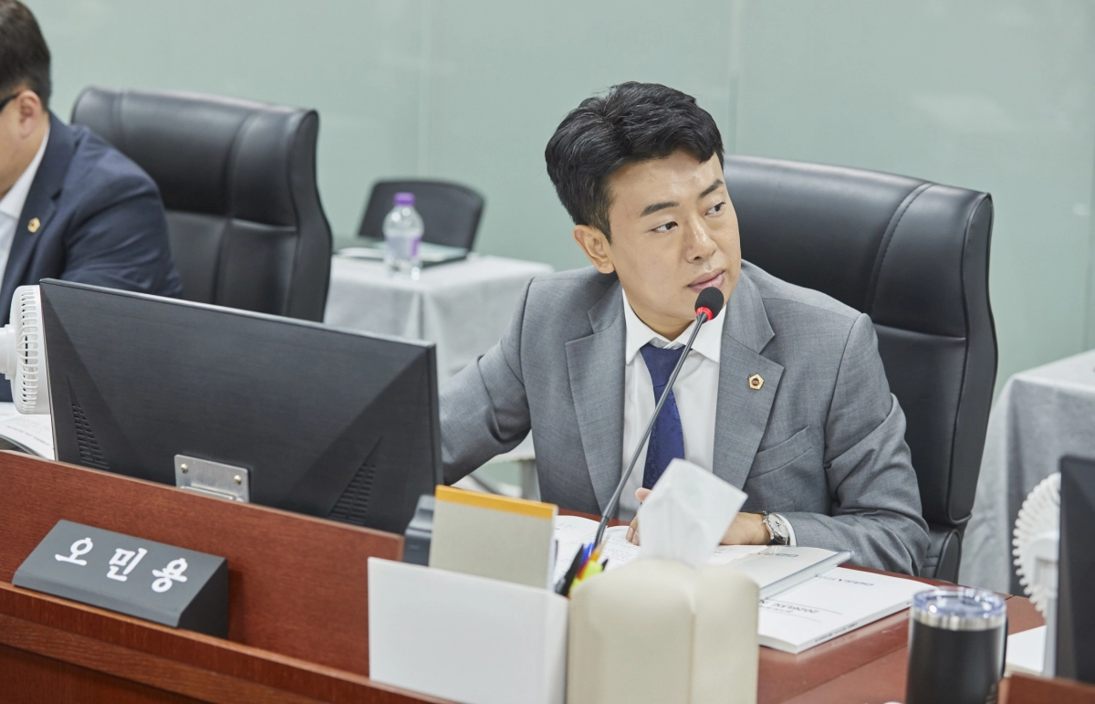 ▲오민용 의원이 9일 제393회 임시회 제3차 회의에서 국제협력국을 상대로 해외 수출기업 지원 사업 개편을 질의하고 있다. (사진=경기도의회)