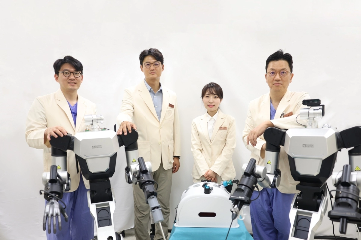 삼성서울병원 휴머노이드 수술보조로봇 개발진이 9일 서울 강남구 삼성서울병원에서 로봇과 기념 촬영을 하고 있다. 오른쪽부터 정용기 이비인후과 교수, 배주영 성형외과 교수, 정규환 지능형의료로봇연구센터 교수, 오남기 이식외과 교수. 삼성서울병원 제공