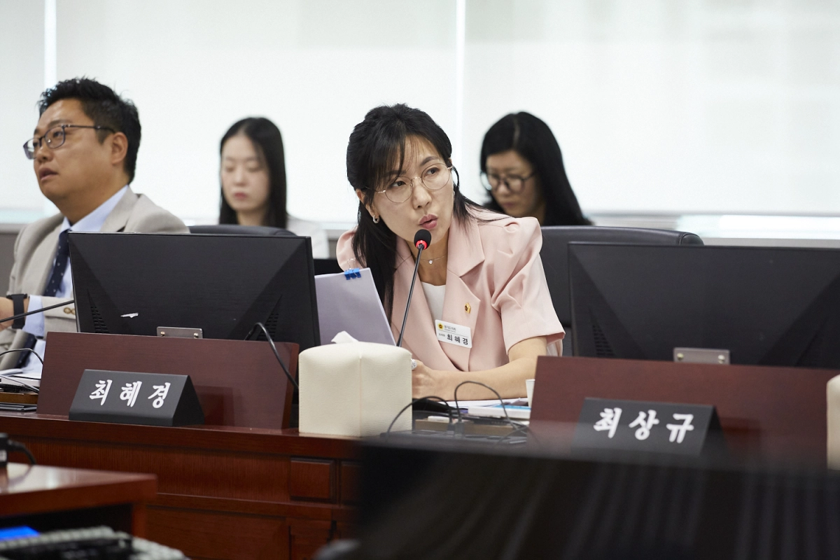 ▲최혜경 의원이 9일 열린 제393회 임시회 제2차 경제노동위원회 회의에서 시·군 보조율 운영 및 불공정 피해조사 사업에 대해 질의하고 있다. (사진=경기도의회)