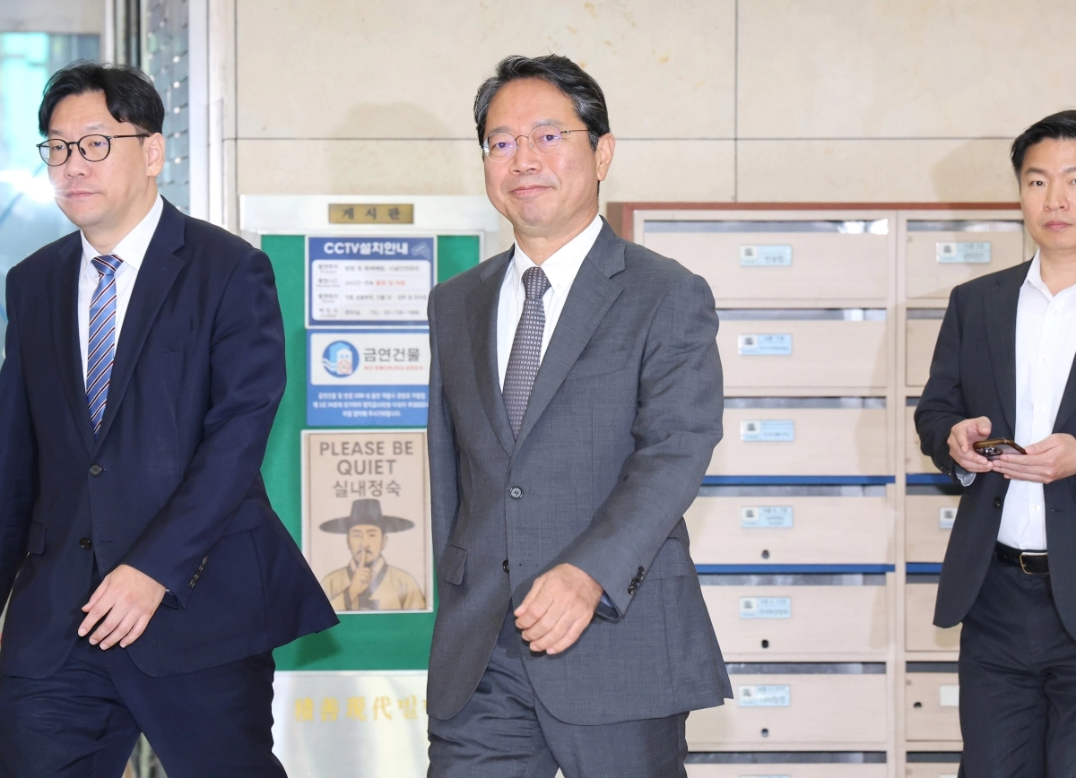 김승원(가운데) 법무부 장관 후보자가 9일 서울 종로구 적선현대빌딩에 마련된 인사청문회 준비 사무실을 나서고 있다. 연합뉴스