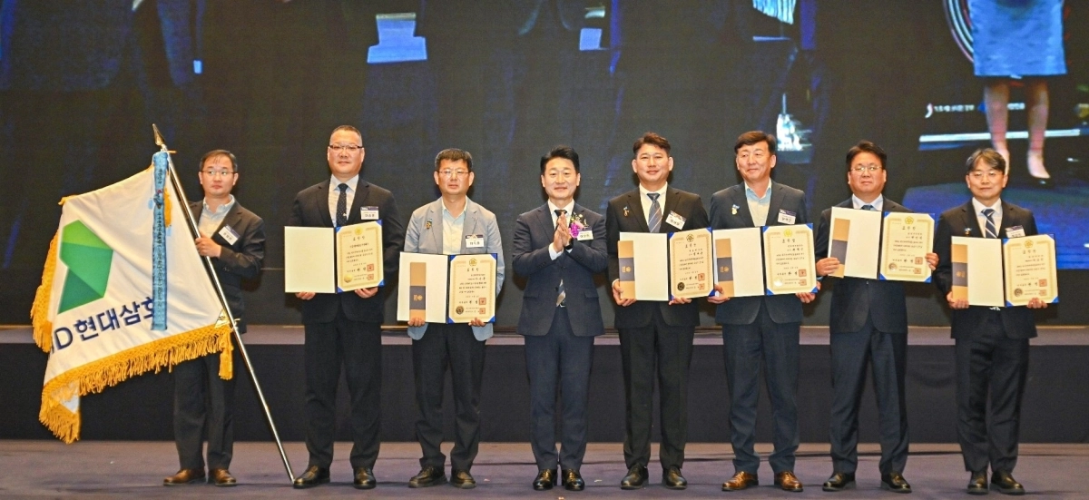 HD현대삼호가 ‘2026 대한민국 전기안전대상’ 시상식에서 국무총리 표창을 수상하고 있다.