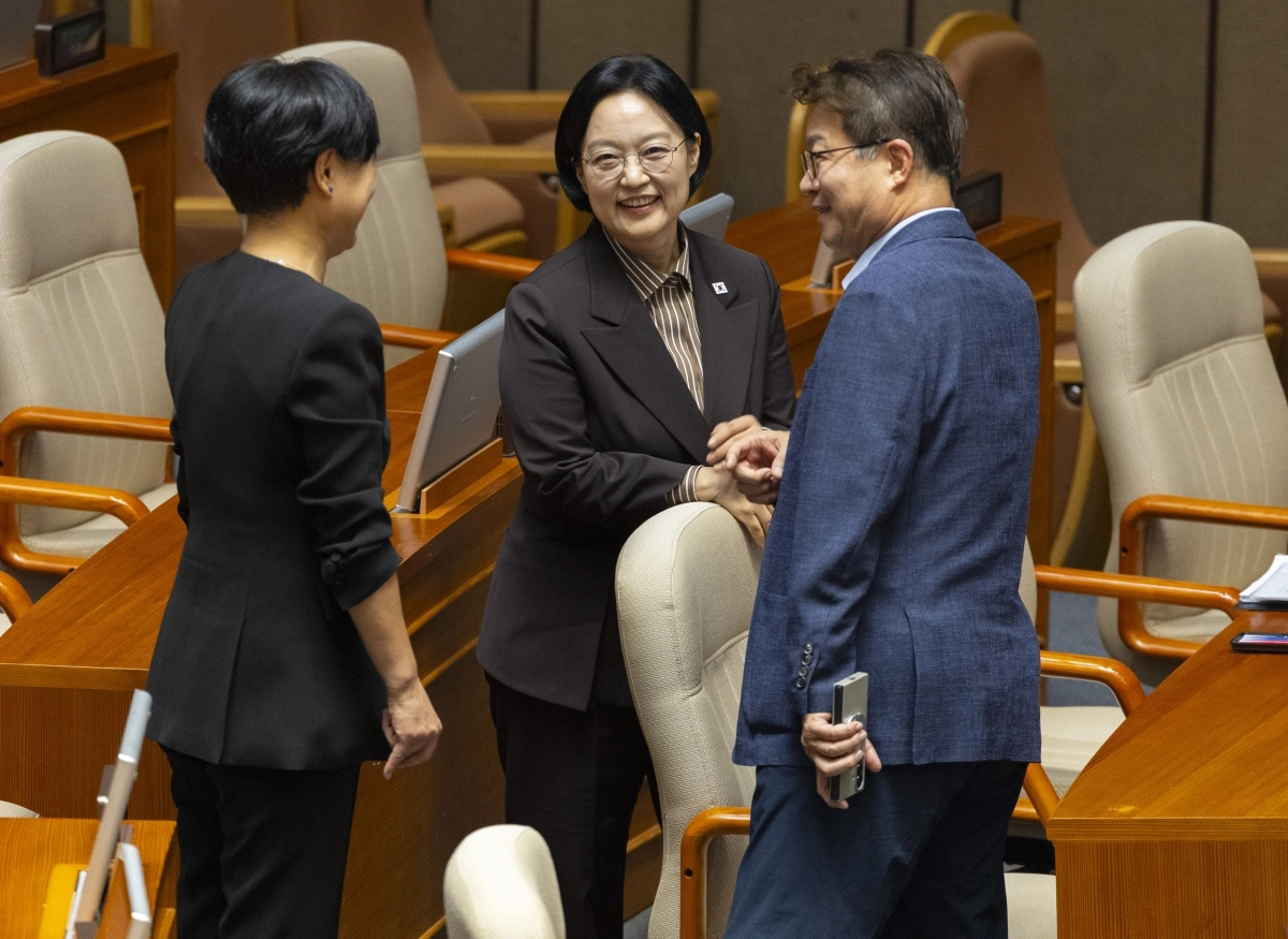본회의장에서 대화하는 한성숙 국무총리